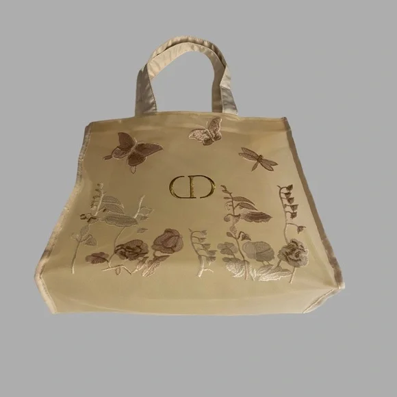 Stylish Dior Beauty GWP tote.
Cream Lace tote with embroidered buttertly - Picture 10 of 14